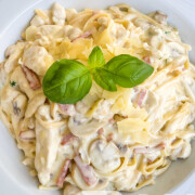 Linguini Carbonara <br /> 白酱鸡肉,火腿和蘑菇意面      